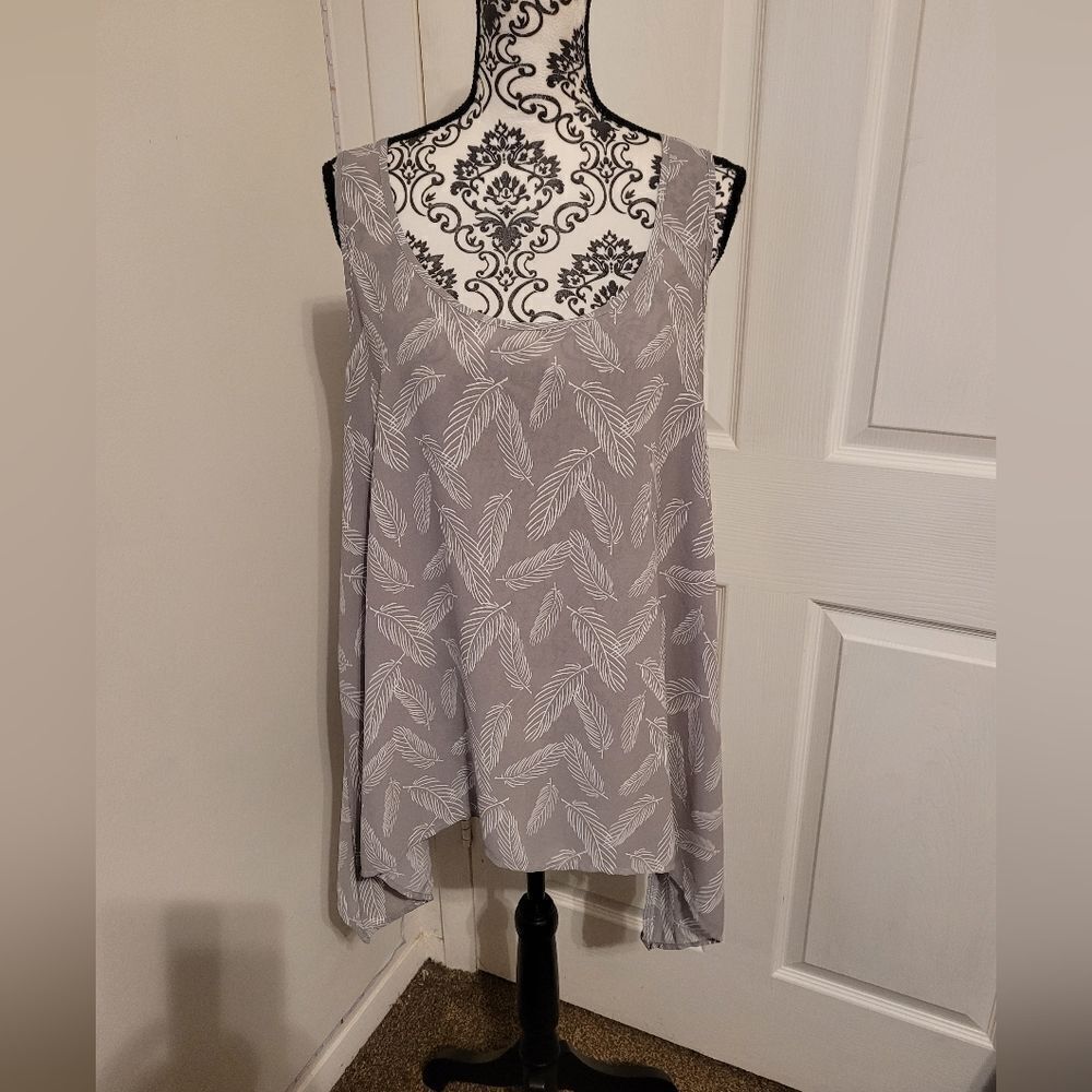 Torrid feather design tank top